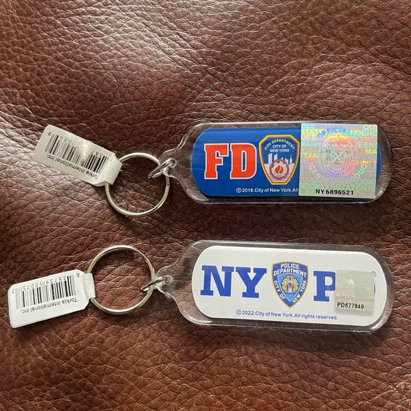 SET OF NYPD & FDNY KEYCHAINS. Brand new - Picture 1 of 6